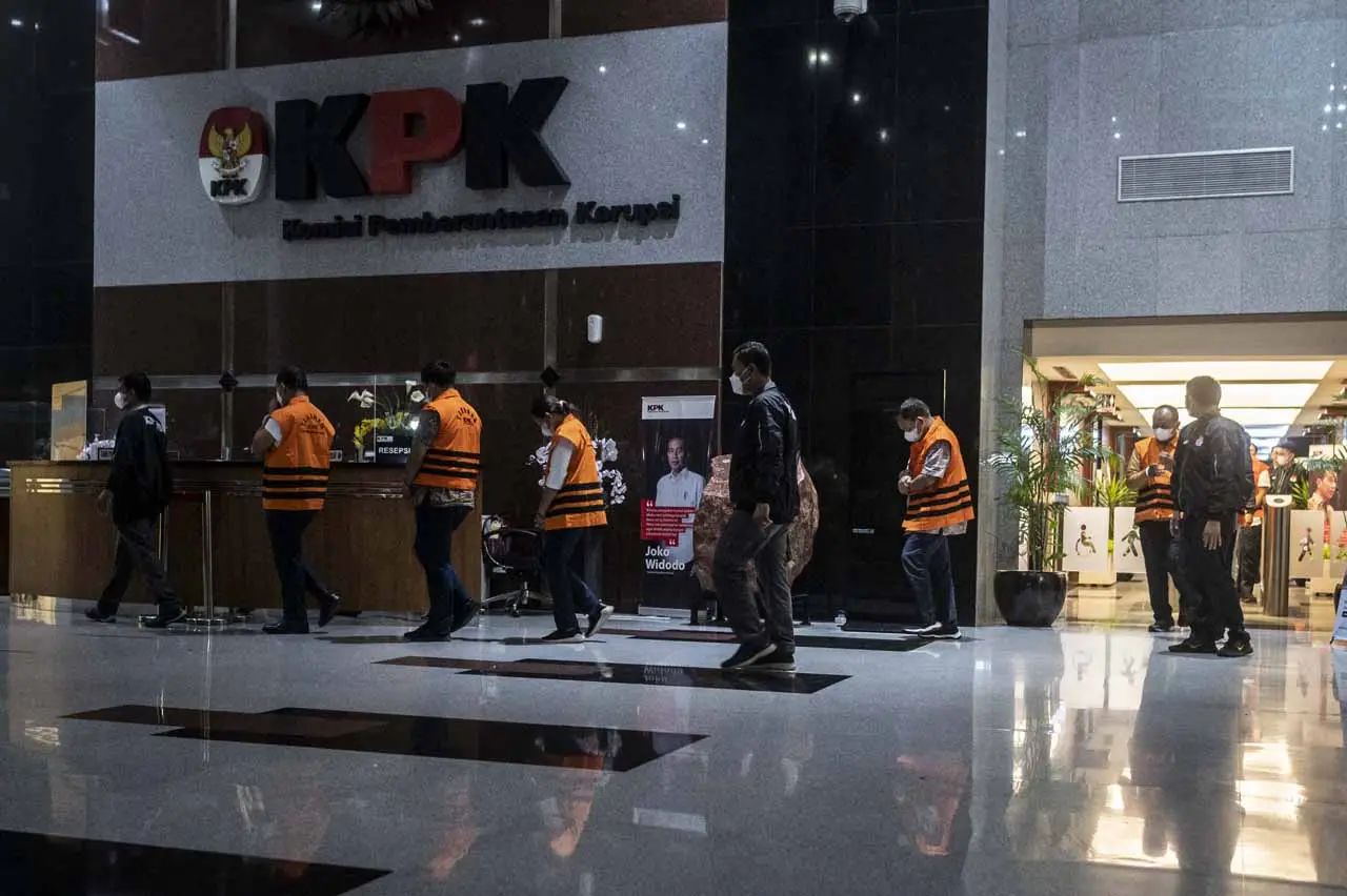 KPK Tahan 10 Orang Terjaring...