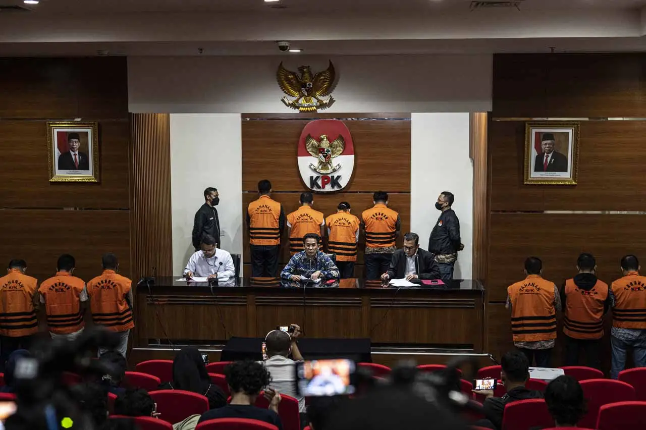KPK Tahan 10 Orang Terjaring...