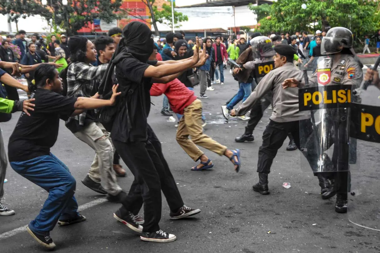 Demo Tolak Pengesahan...