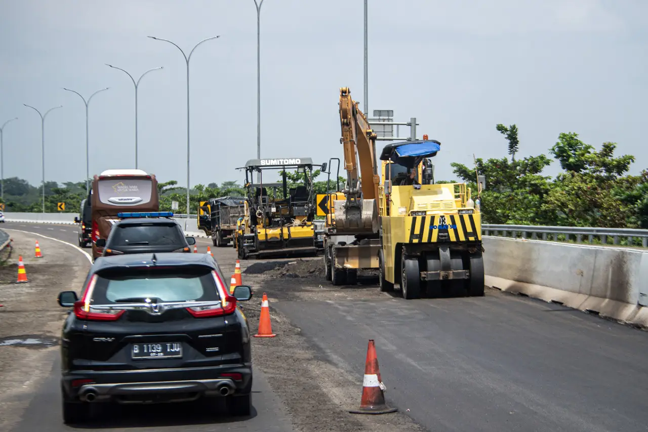 Perbaikan Jalan Tol...