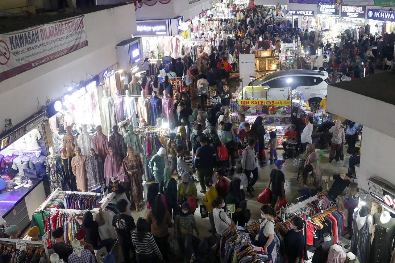 Pasar Tanah Abang Dipadati...