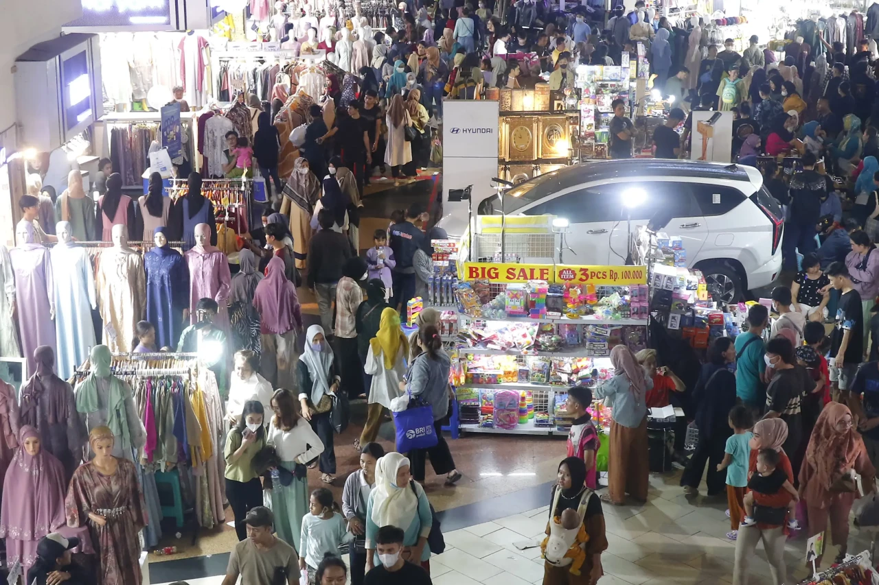 Pasar Tanah Abang Dipadati...