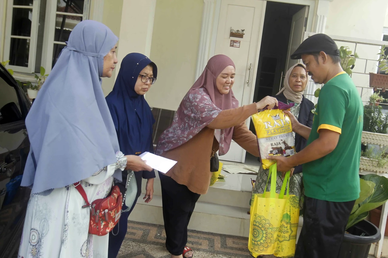 Ibu-Ibu PGG Berbagi...