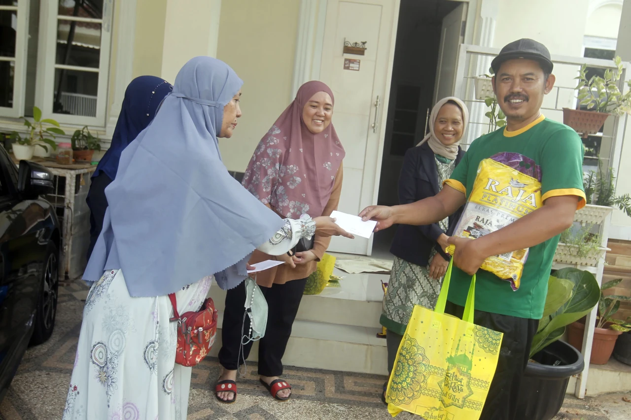 Ibu-Ibu PGG Berbagi...