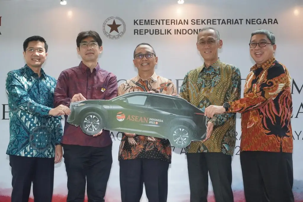 TAM Serahkan Toyota...