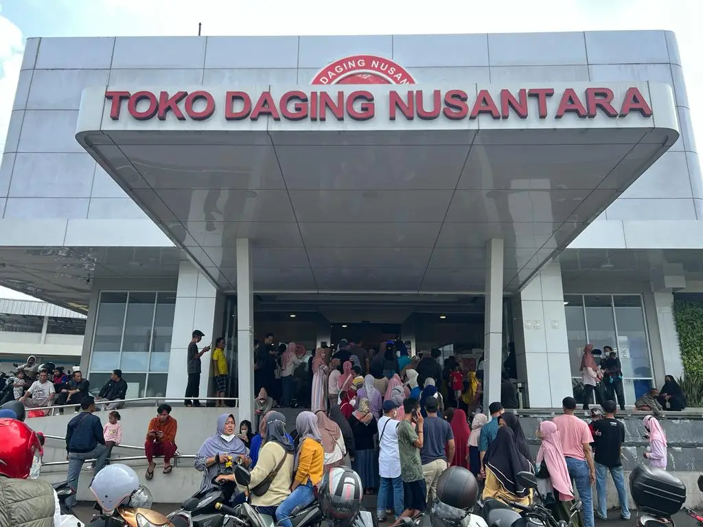 Pembeli Mengular, Toko...