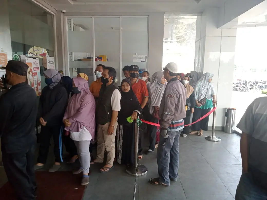 Pembeli Mengular, Toko...