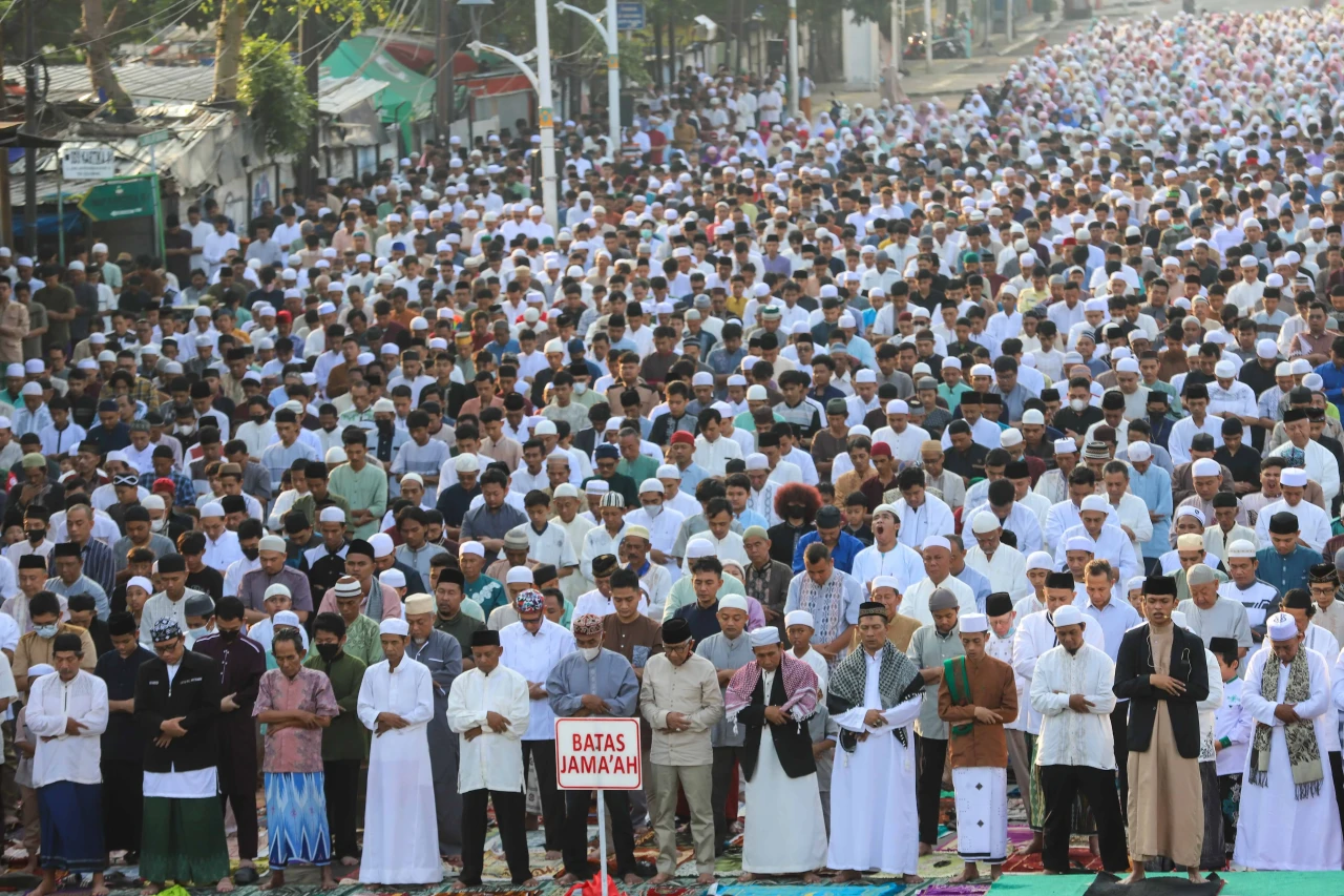Ribuan Umat Muslim Gelar...