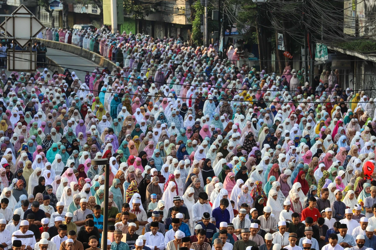 Ribuan Umat Muslim Gelar...