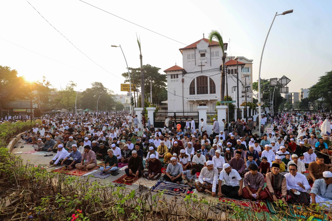 Ribuan Umat Muslim Gelar...