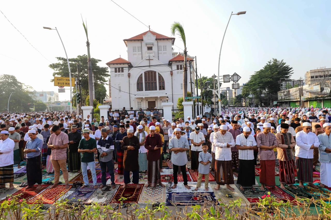 Ribuan Umat Muslim Gelar...