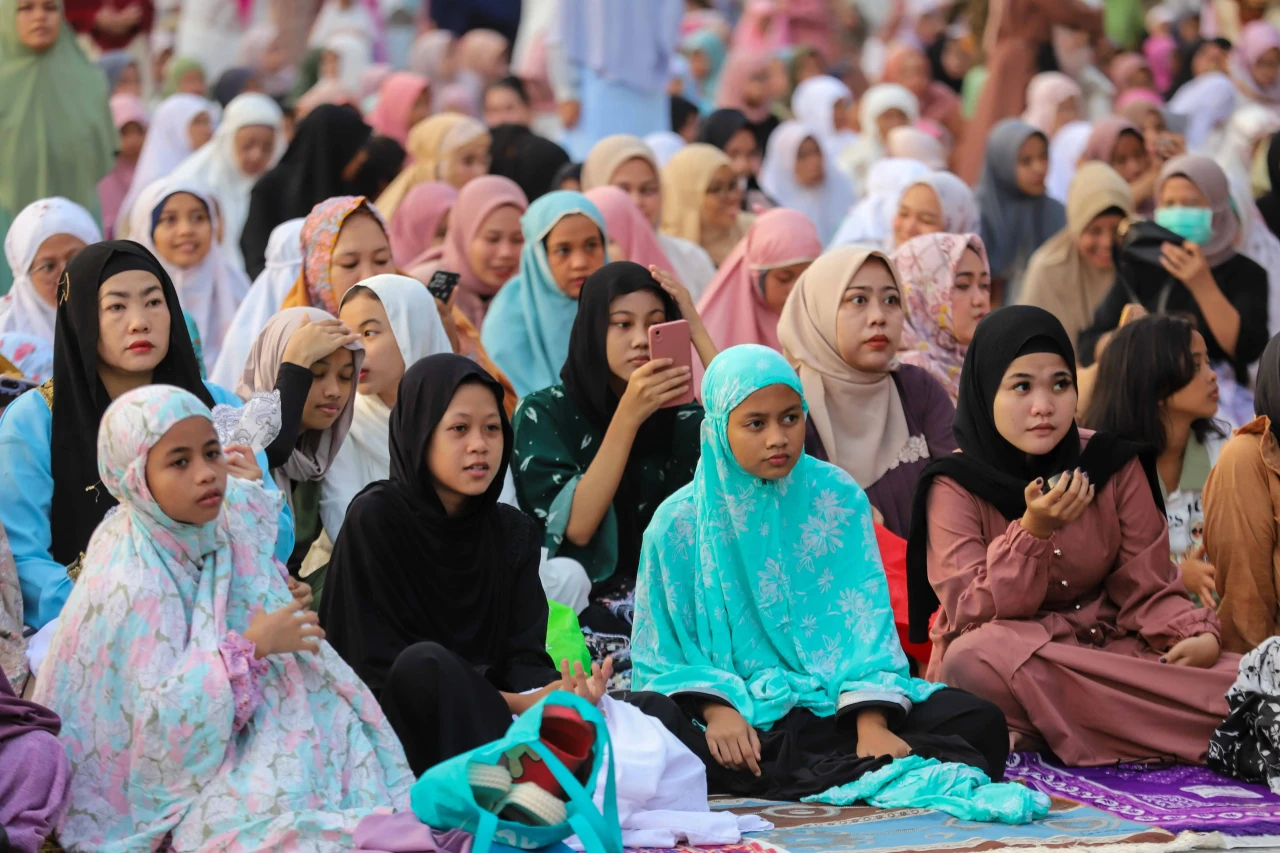 Ribuan Umat Muslim Gelar...