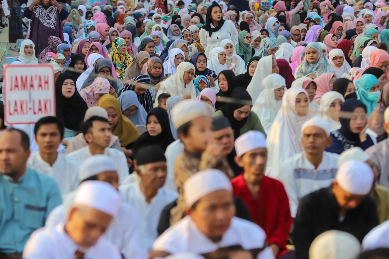 Ribuan Umat Muslim Gelar...