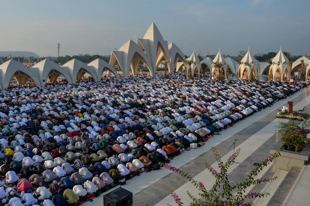 Ribuan Warga Salat Idul...