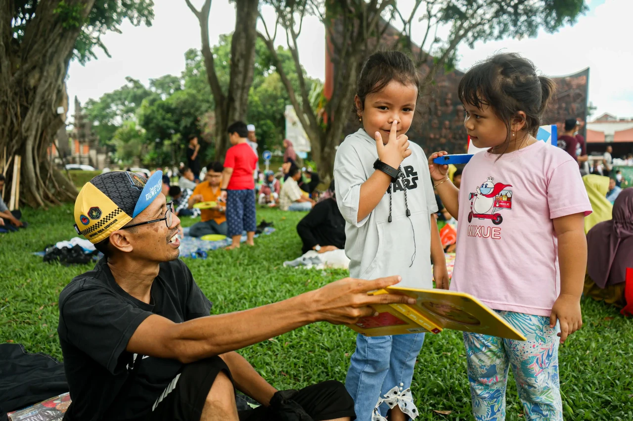 Peringati Hari Buku...