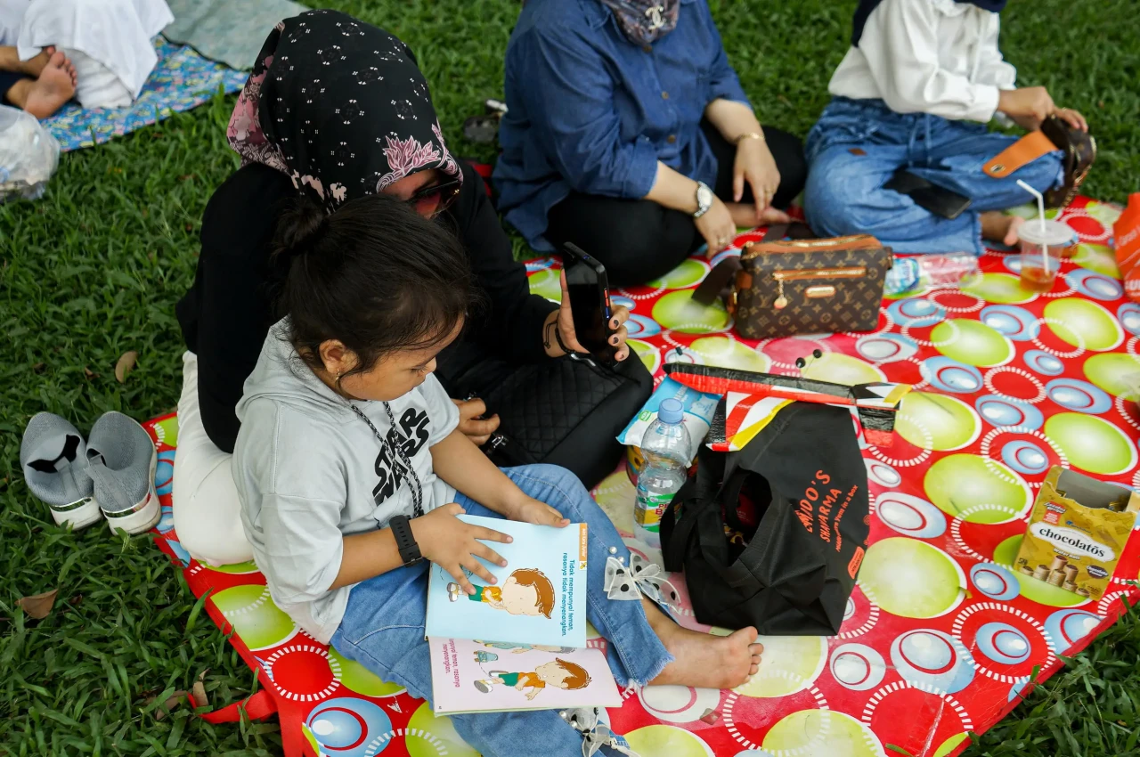 Peringati Hari Buku...