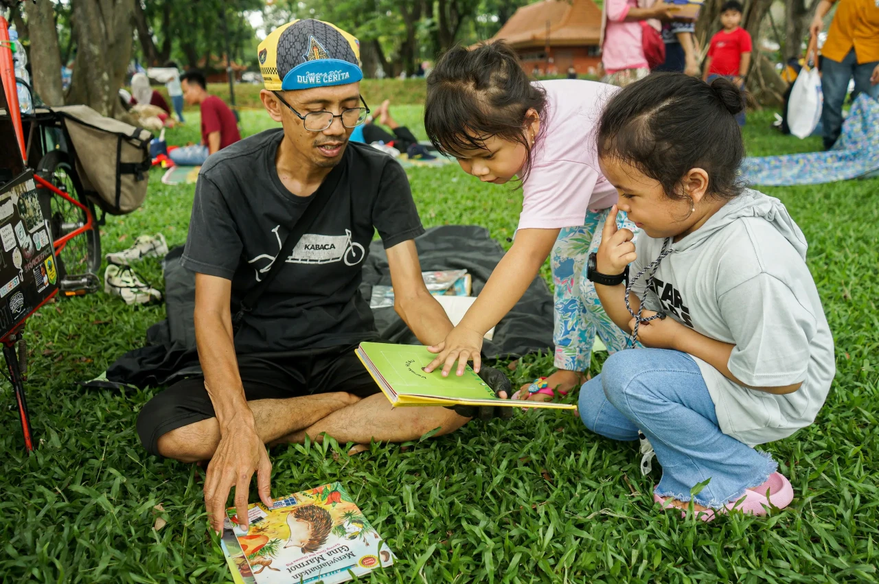 Peringati Hari Buku...