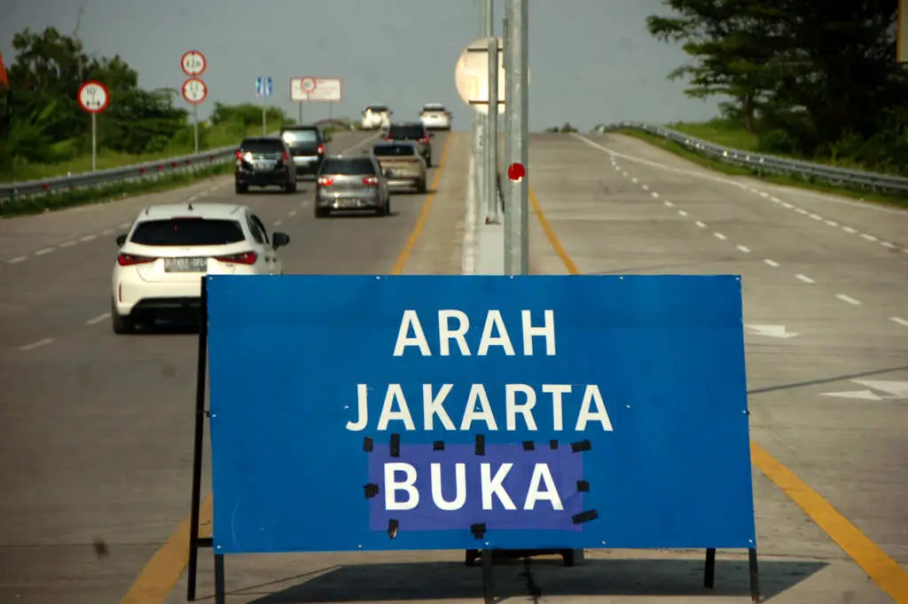 Jalan Tol Arah Jawa...