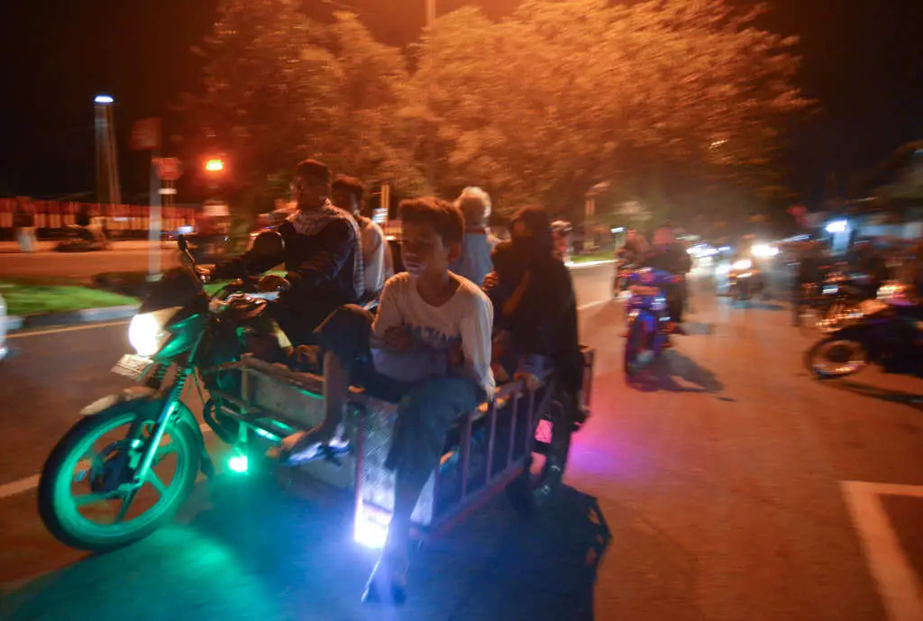 Warga Berhamburan Mengungsi...