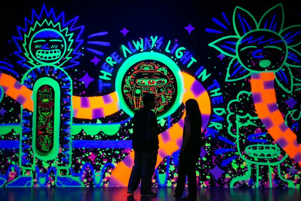 Menikmati Pameran Seni...