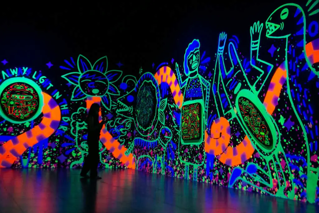 Menikmati Pameran Seni...