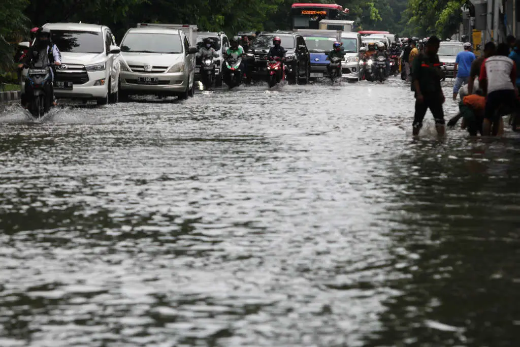 Banjir Terjang Kota...