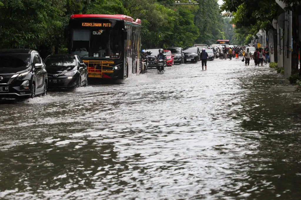 Banjir Terjang Kota...