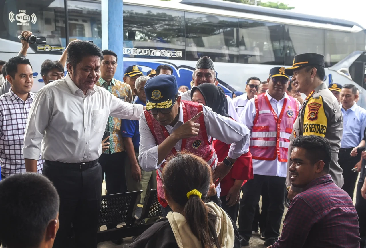 Menhub Pantau Arus Balik...