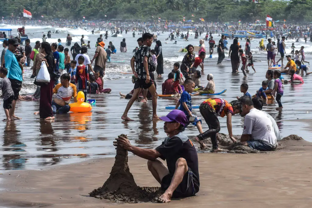 Pengunjung Padati Pantai...