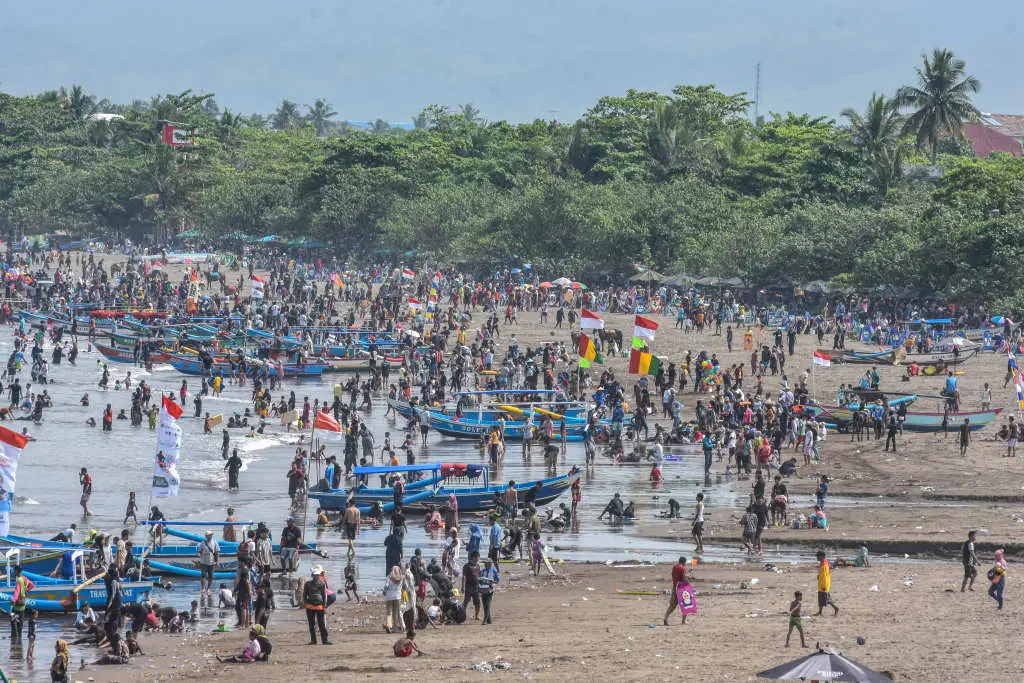 Pengunjung Padati Pantai...