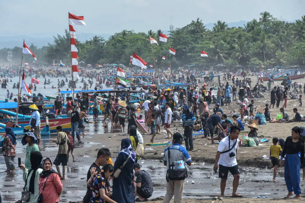 Pengunjung Padati Pantai...