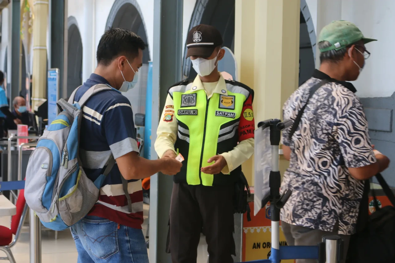H+6, Stasiun Pasar Senen...