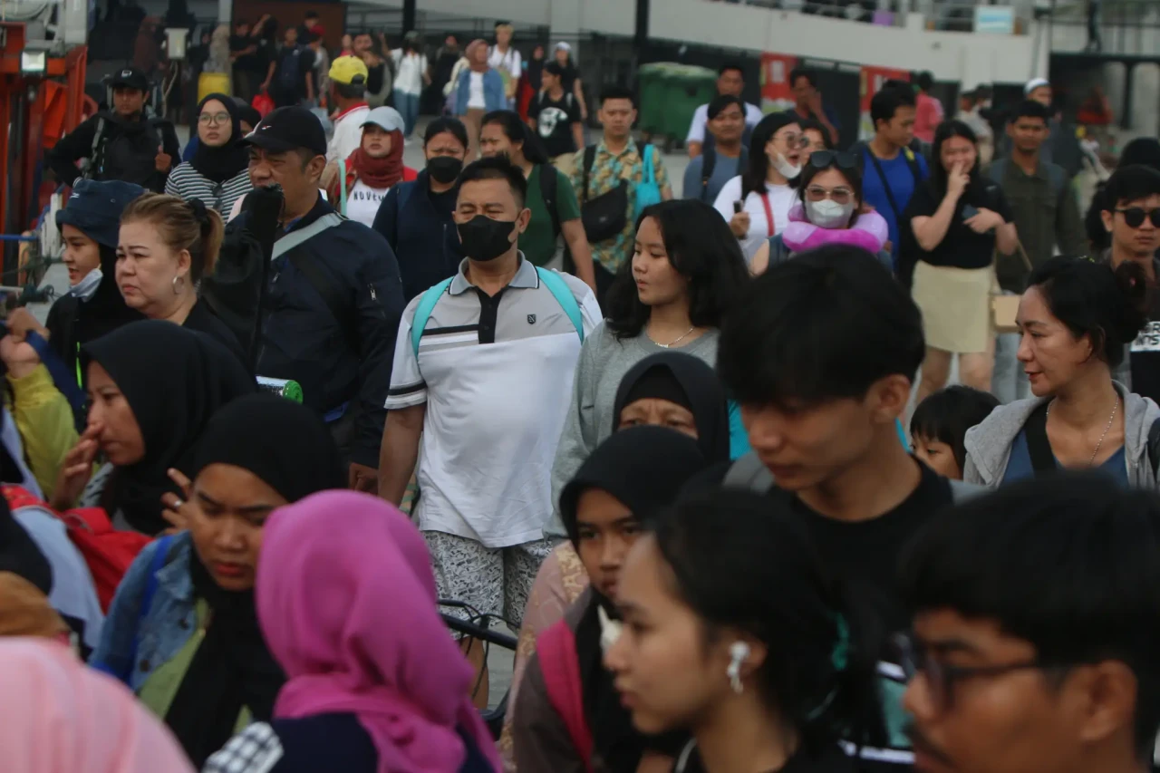 Ribuan Wisatawan Padati...