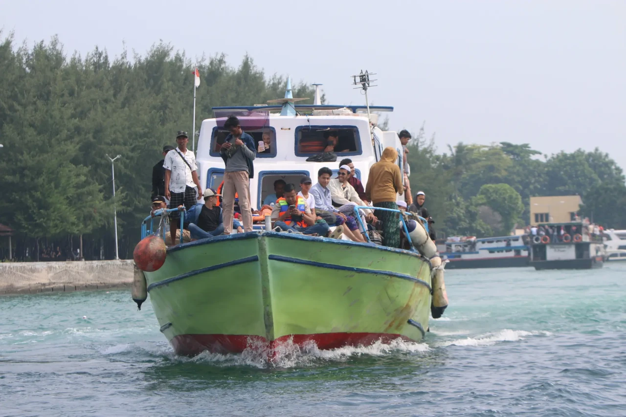 Ribuan Wisatawan Padati...
