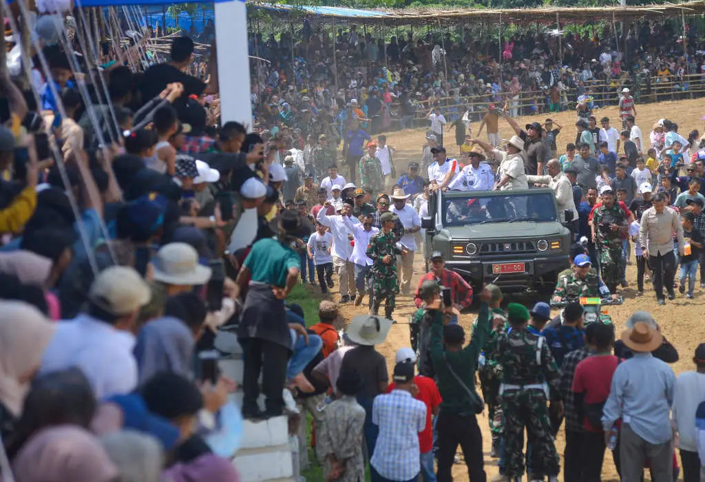 Naik Kendaraan Maung...