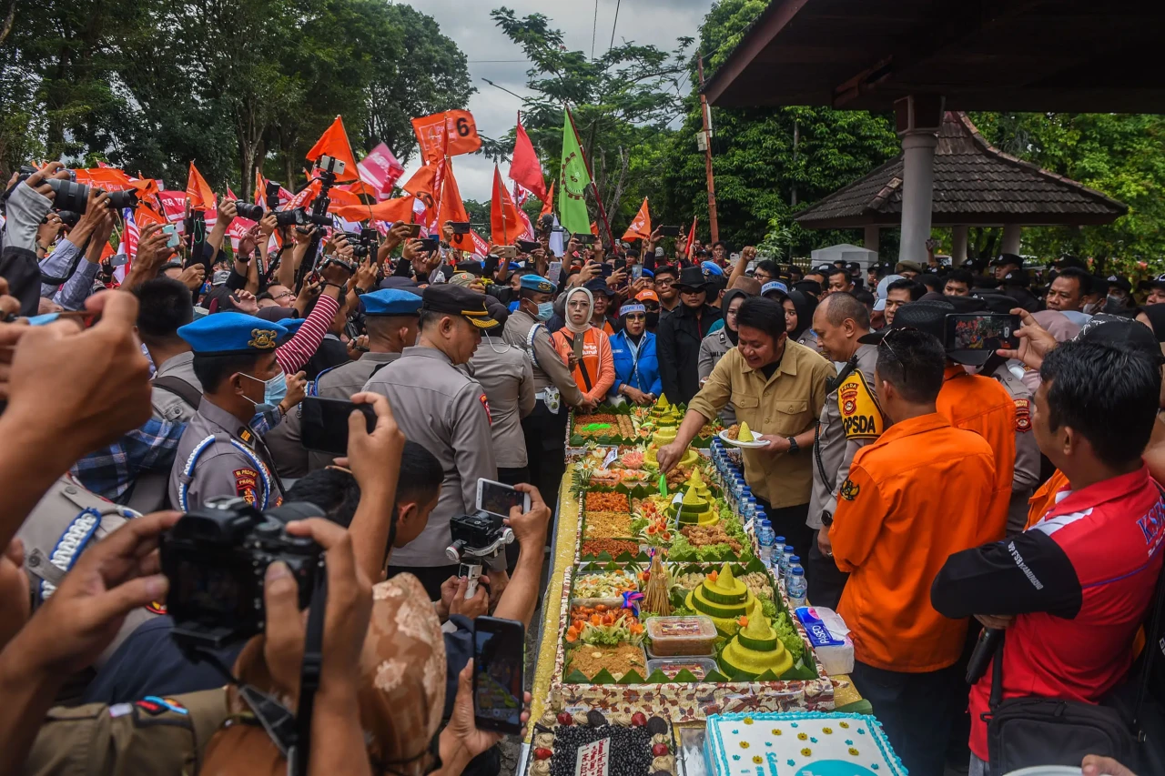 Potong Tumpeng dan Kue...