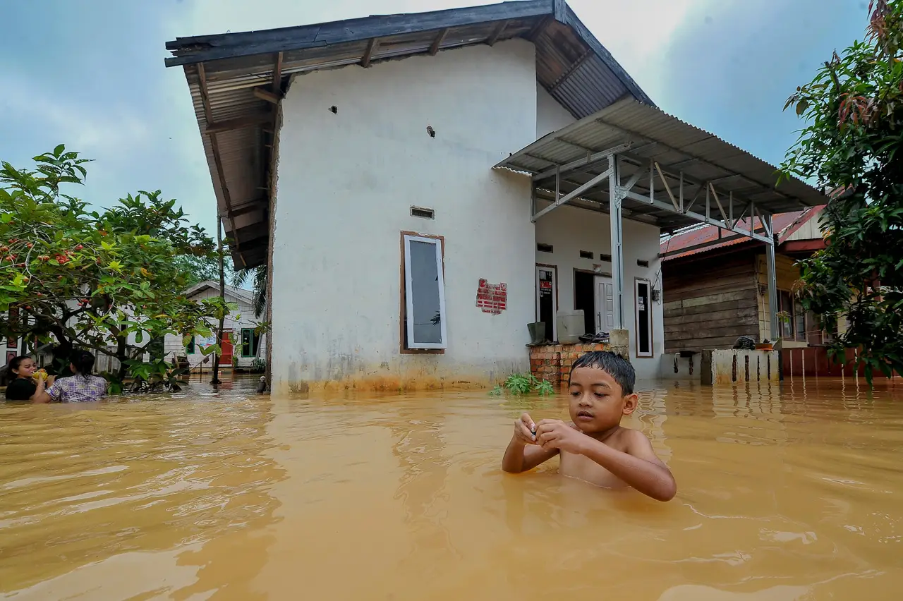 Banjir Rendam Ratusan...