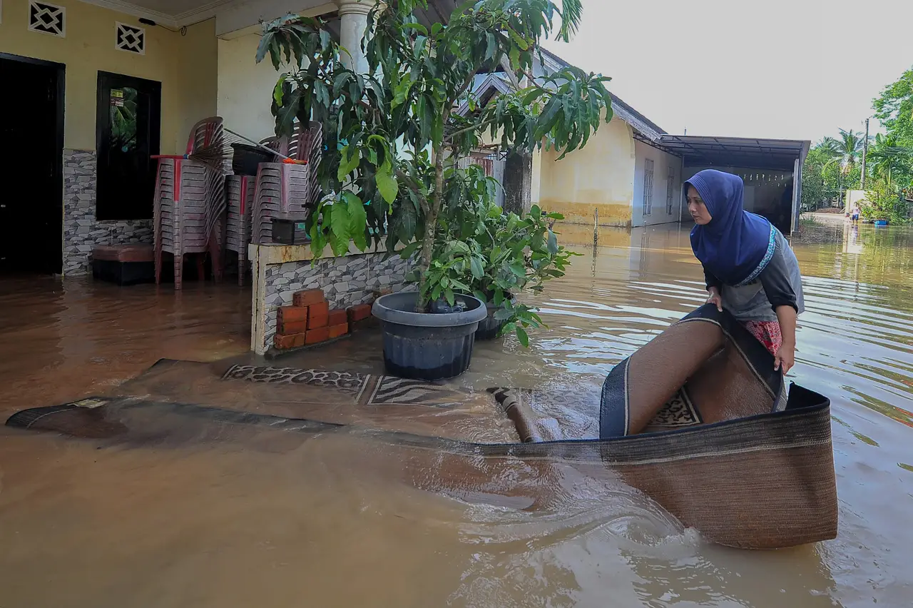 Banjir Rendam Ratusan...