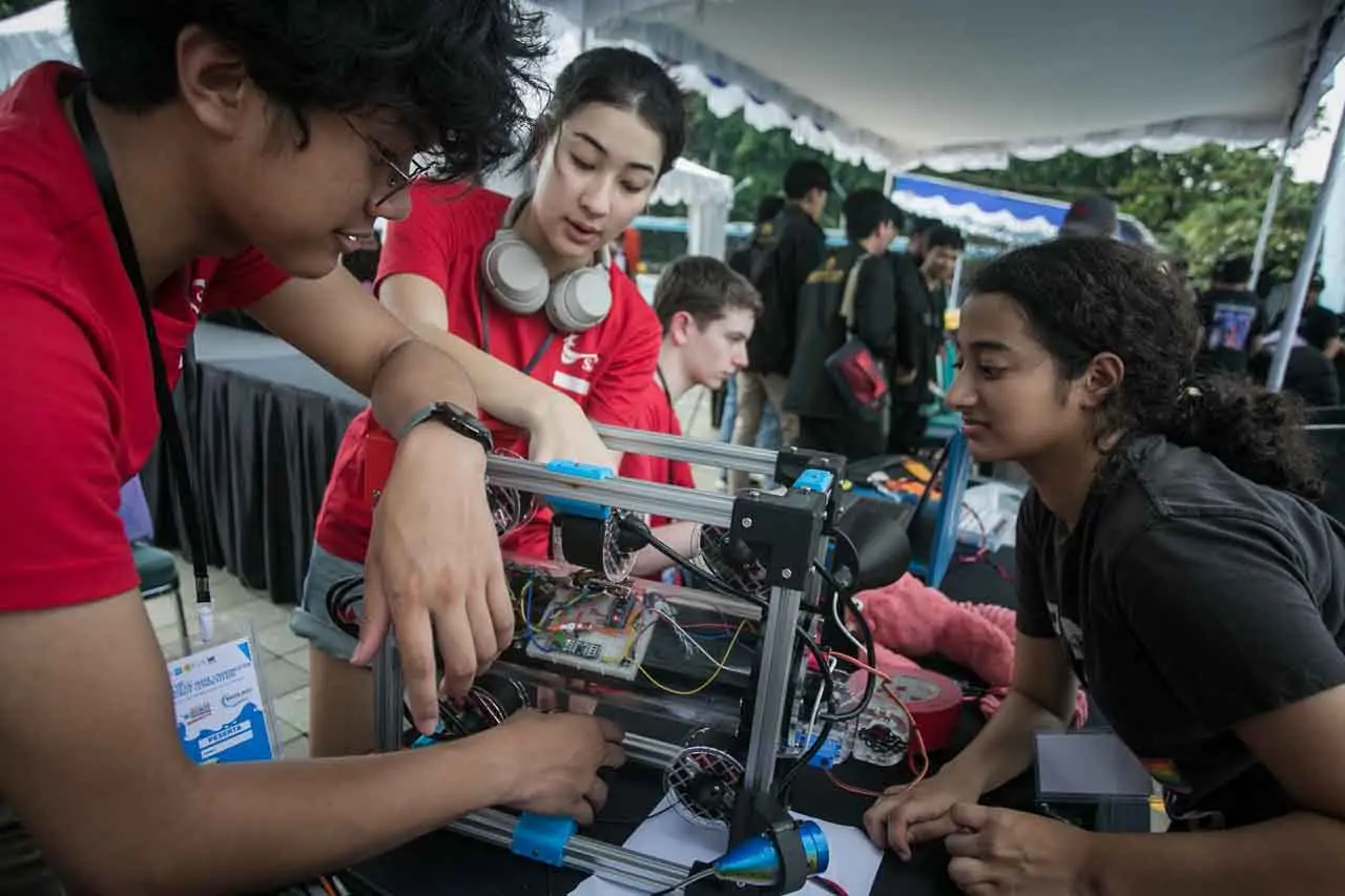 Kompetisi Robot Air...