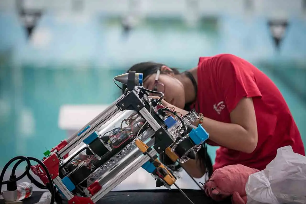 Kompetisi Robot Air...