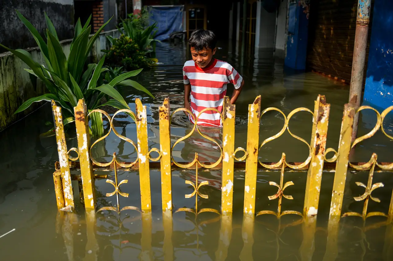 Banjir Rendam Ribuan...