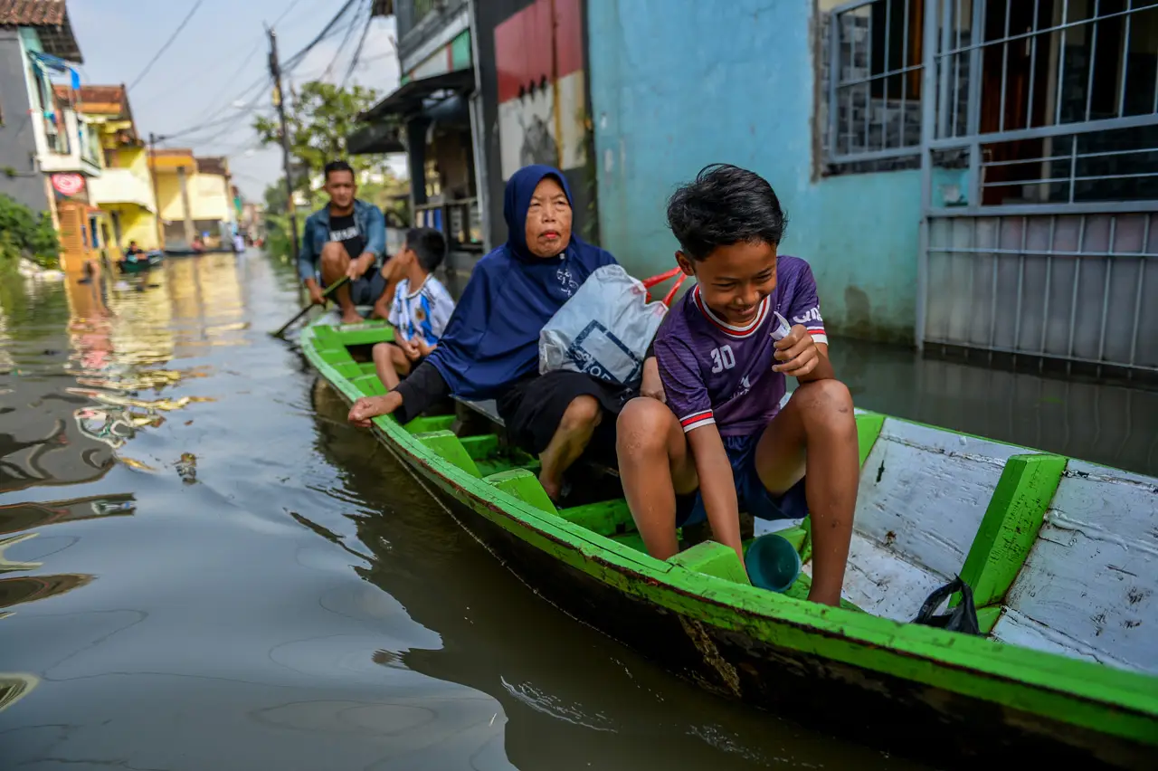 Banjir Rendam Ribuan...