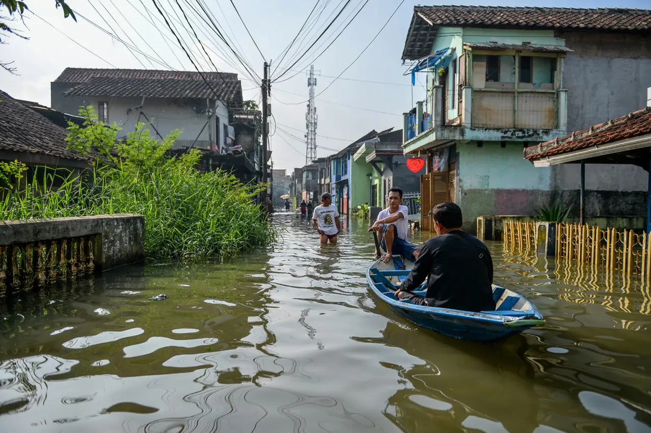 Banjir Rendam Ribuan...