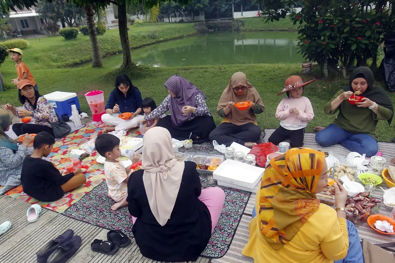 Jalin Silaturahmi, Warga...