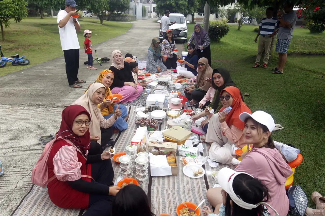 Jalin Silaturahmi, Warga...