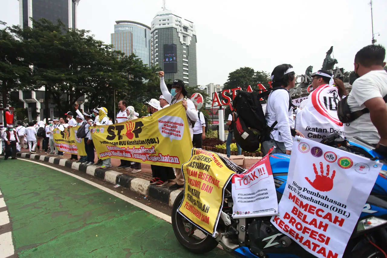 Ribuan Nakes Gelar Aksi...