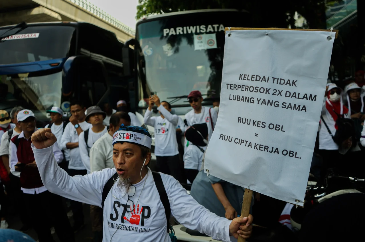 Tolak RUU Omnibus Law...