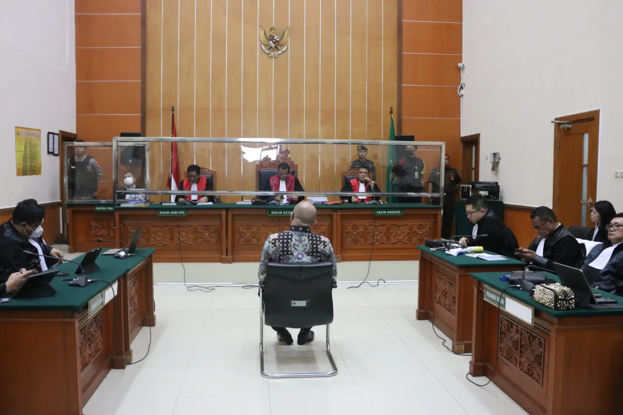 Senyum Lebar Teddy Minahasa...