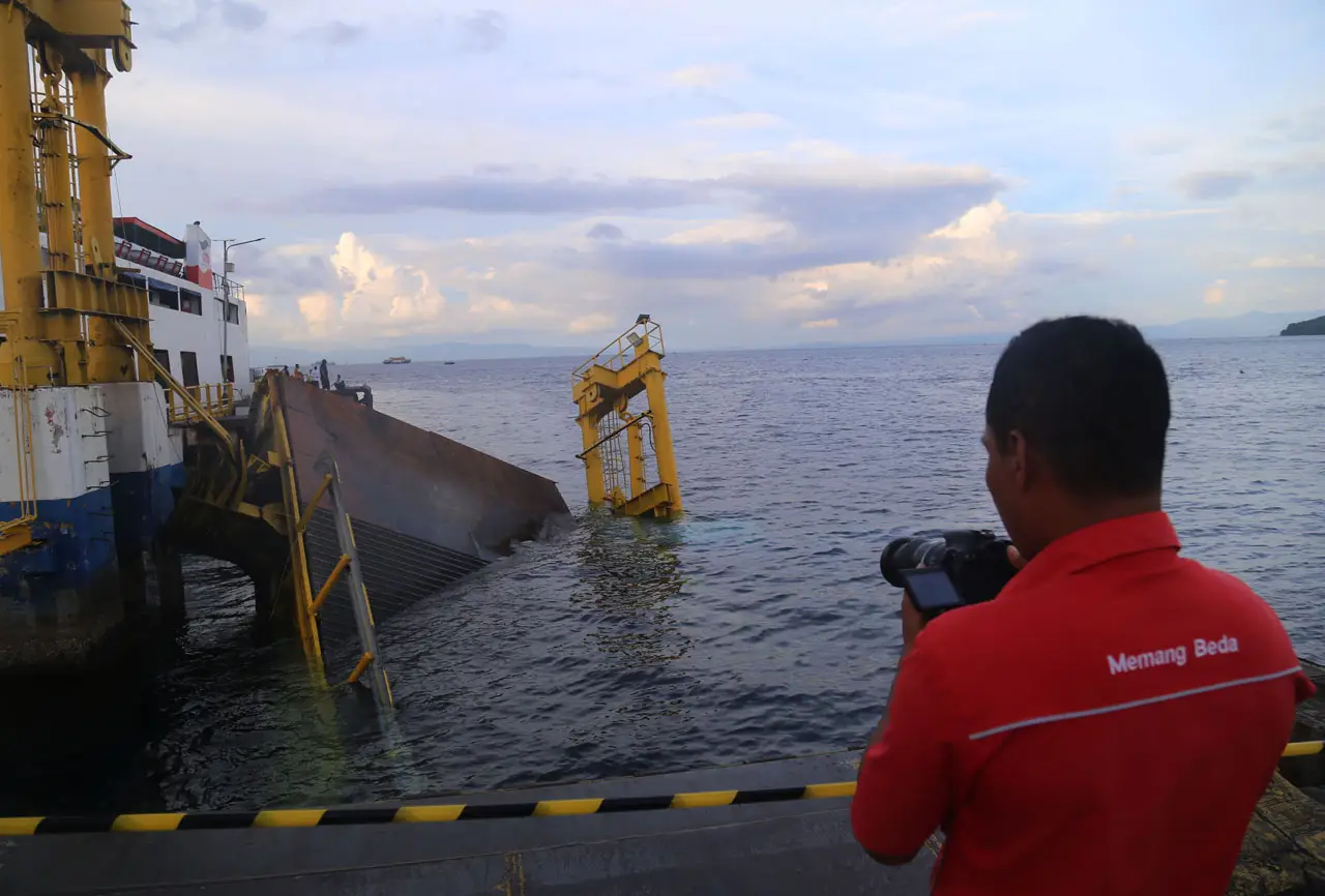 Dermaga Penyeberangan...