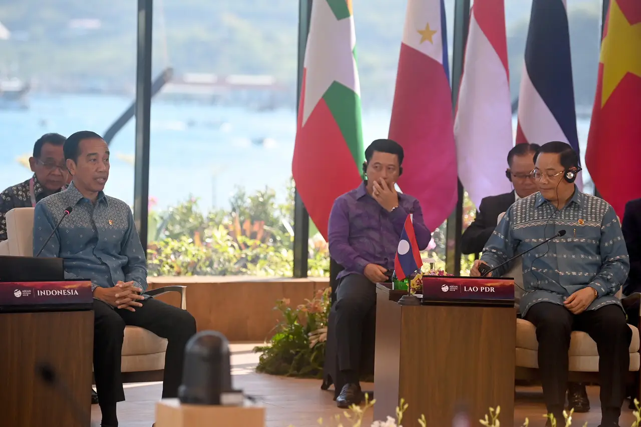 Jokowi Hadiri Retreat...